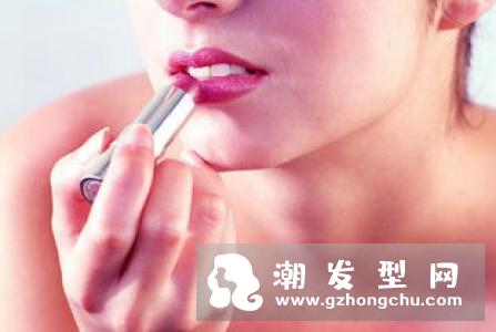只涂口红不化妆会怎么样 涂什么颜色口红好看