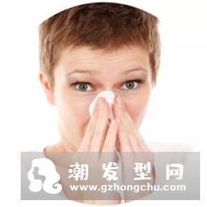 戴隐形眼镜充血怎么办 用冷毛巾怎么敷