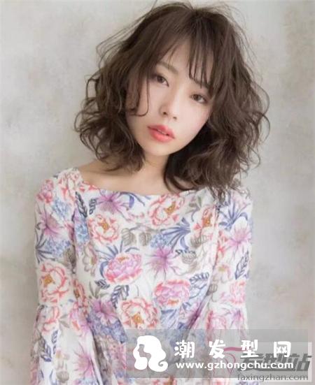 日系瘦脸短烫发发型 动感卷发尽显灵动