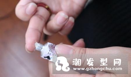 嘴唇上长泡可以涂红霉素软膏吗 怎么涂