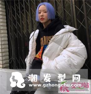 中分直发波波染发 靛色VS浅金色