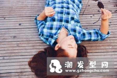 杨幂巧克力头发图片 红条纹衬衫还挺好看的