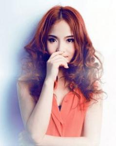 圆脸女生染什么颜色好看 棕红色有女人味