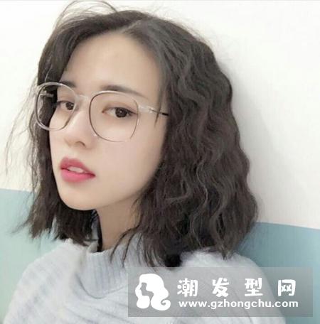 今年流行什么女生烫发 瘦脸且时髦首选“齐脖烫”
