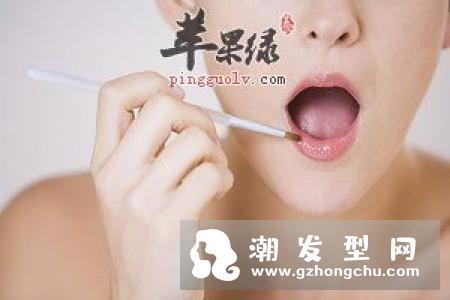 嘴唇越舔越干还起皮怎么办 毛巾唇膏来救你