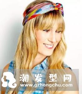 最简单的丝巾绑头发 丝巾发型这样绑更显质感！